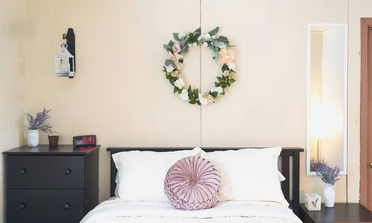 Hancock Apartment | Cozy 2-bedroom apartment in beautiful Hancock with AC