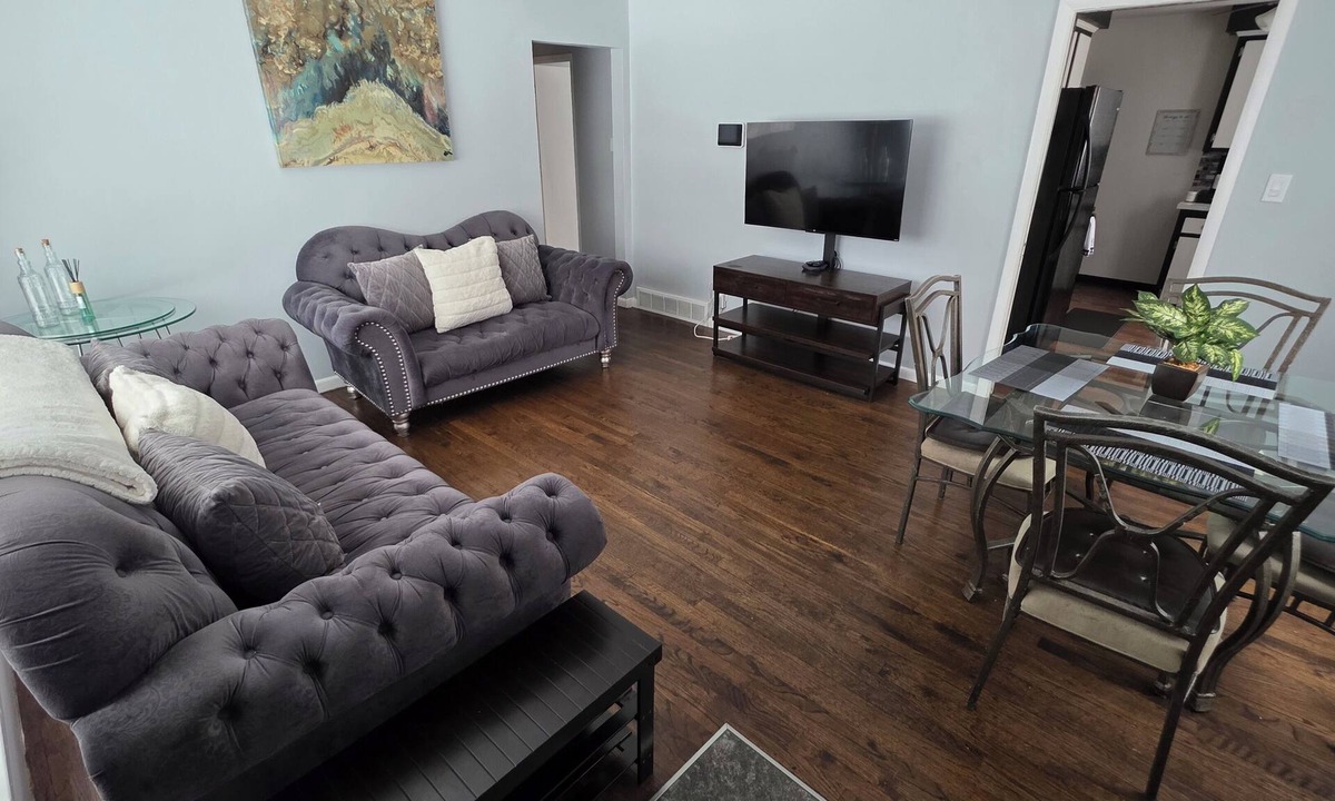Inkster House | Cozy 2-bedroom house in surrounding Metropolitan area just minutes from DTW