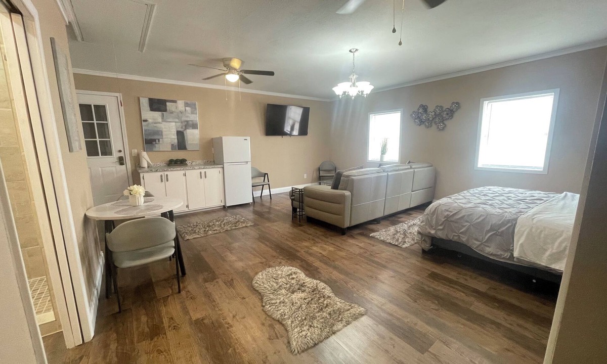 Marianna Apartment | Cozy and modern front water View 1-bedroom apartment in charming Marianna Fl