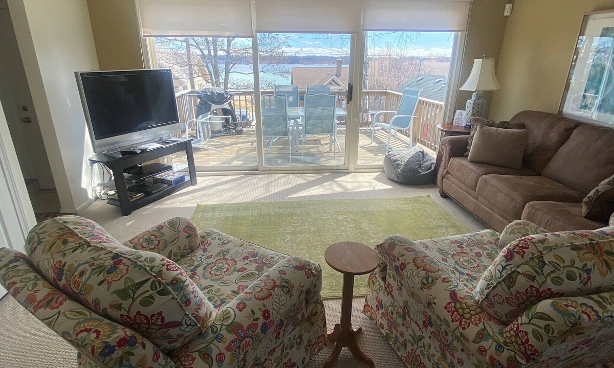 Suttons Bay Apartment | Cozy apartment in downtown Suttons Bay. Short walk to beach.