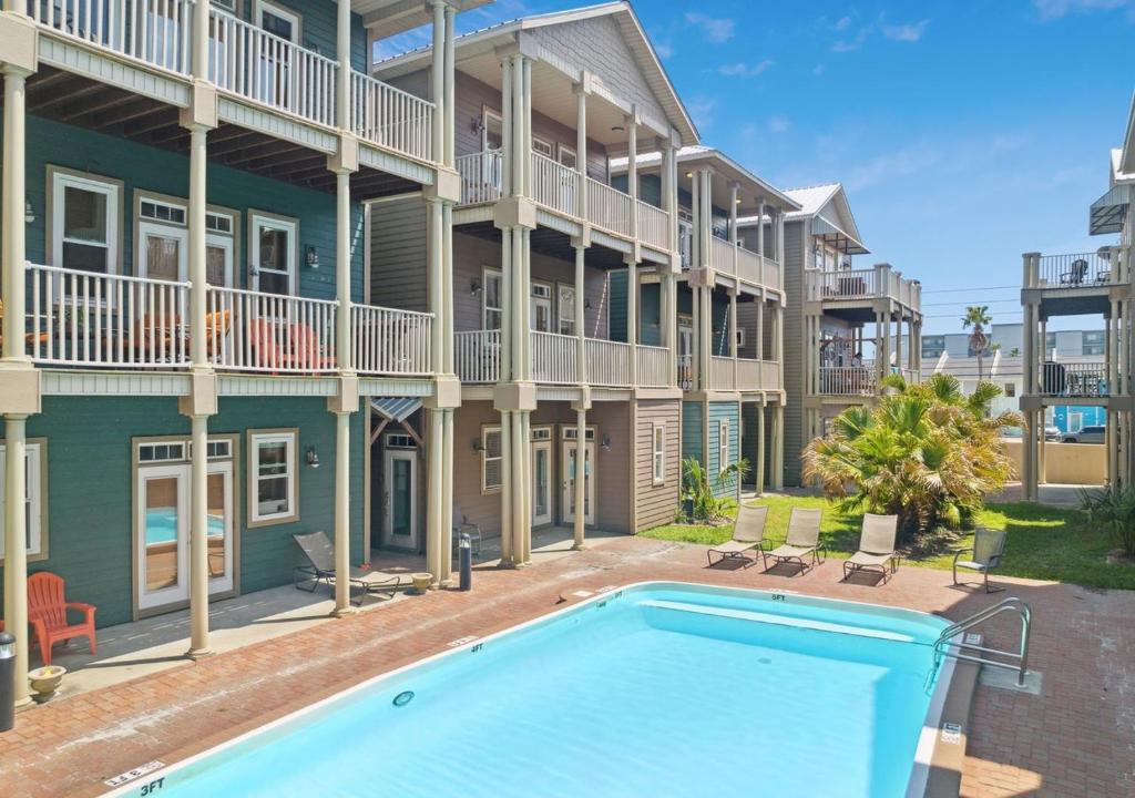 Crescent Beach House | Cozy Beach House, Heated Pool , Fast WiFi