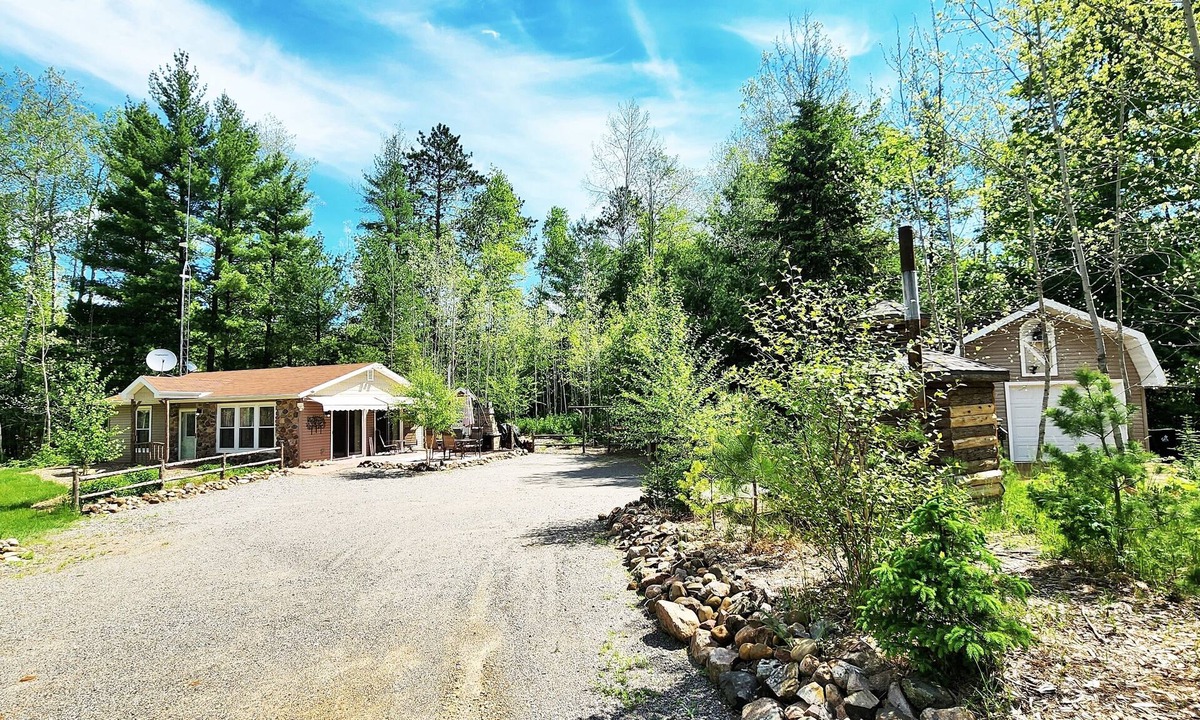 Wauksaukee Cabin | Cozy cabin on 5 acres of wooded land!