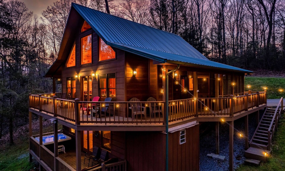 Wears Valley Cabin | ★Cozy Cabin with Hot Tub, Game Room, and Fire pit!★ Wears Valley!