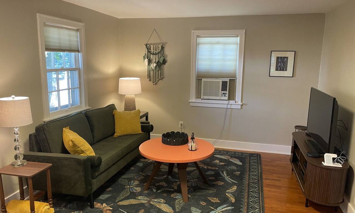 Mount Pleasant Cottage | Cozy Coach House: just minutes to CMU and Soaring Eagle Casino