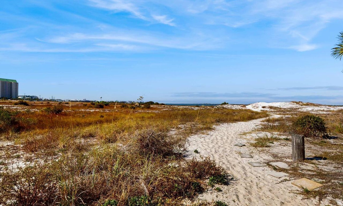 Navarre Beach Condo | Cozy coastal condo with shared pool and easy beach access