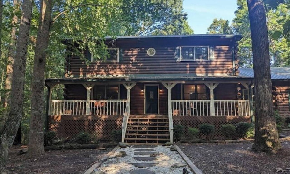 Snellville Cabin | Cozy Elegant Cabin in the heart of Snellville forest