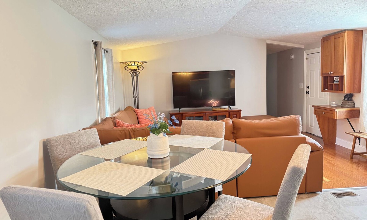 Chesterton House | Cozy home for a family to enjoy - only 7 miles away from Indiana Dunes park.