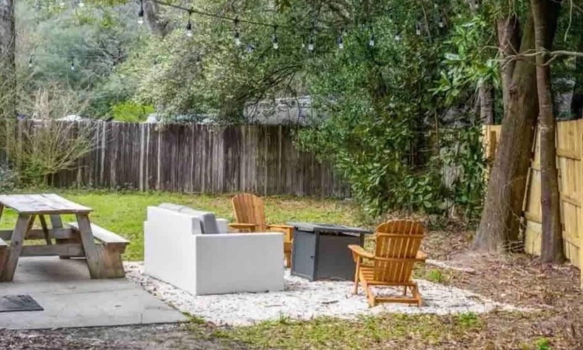 West Pensacola House | Cozy home w/fire pit, BBQ & dog-friendly