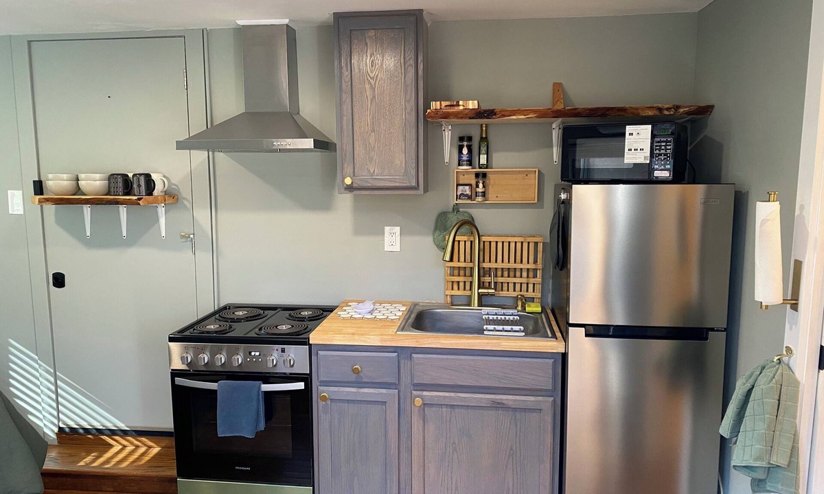 Candler-McAfee Apartment | Cozy studio in wonderful Decatur with refreshing AC and heat, and private deck.