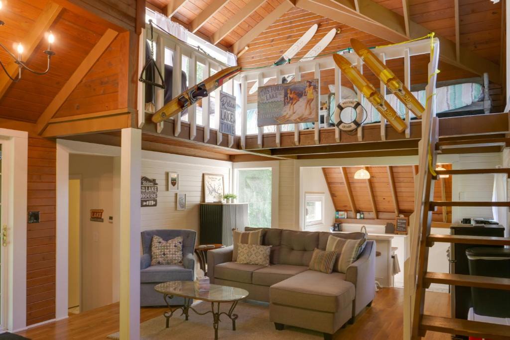 Tullahoma House | Cozy Tennessee Cabin w/Deck, Grill & Fire Pit!