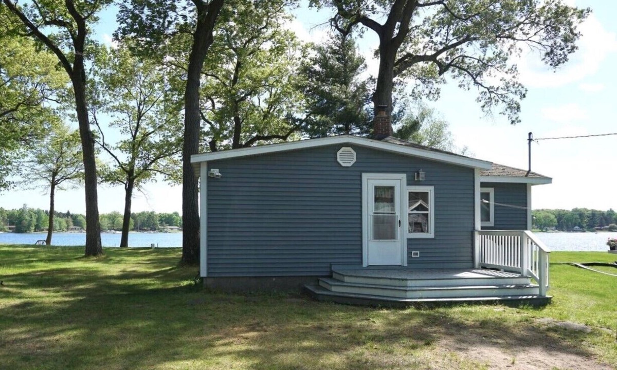 Twin Lake Cottage | Cozy Waterfront Comfy Cottage With Lakeside Fire Pit - Close to Lake Michigan