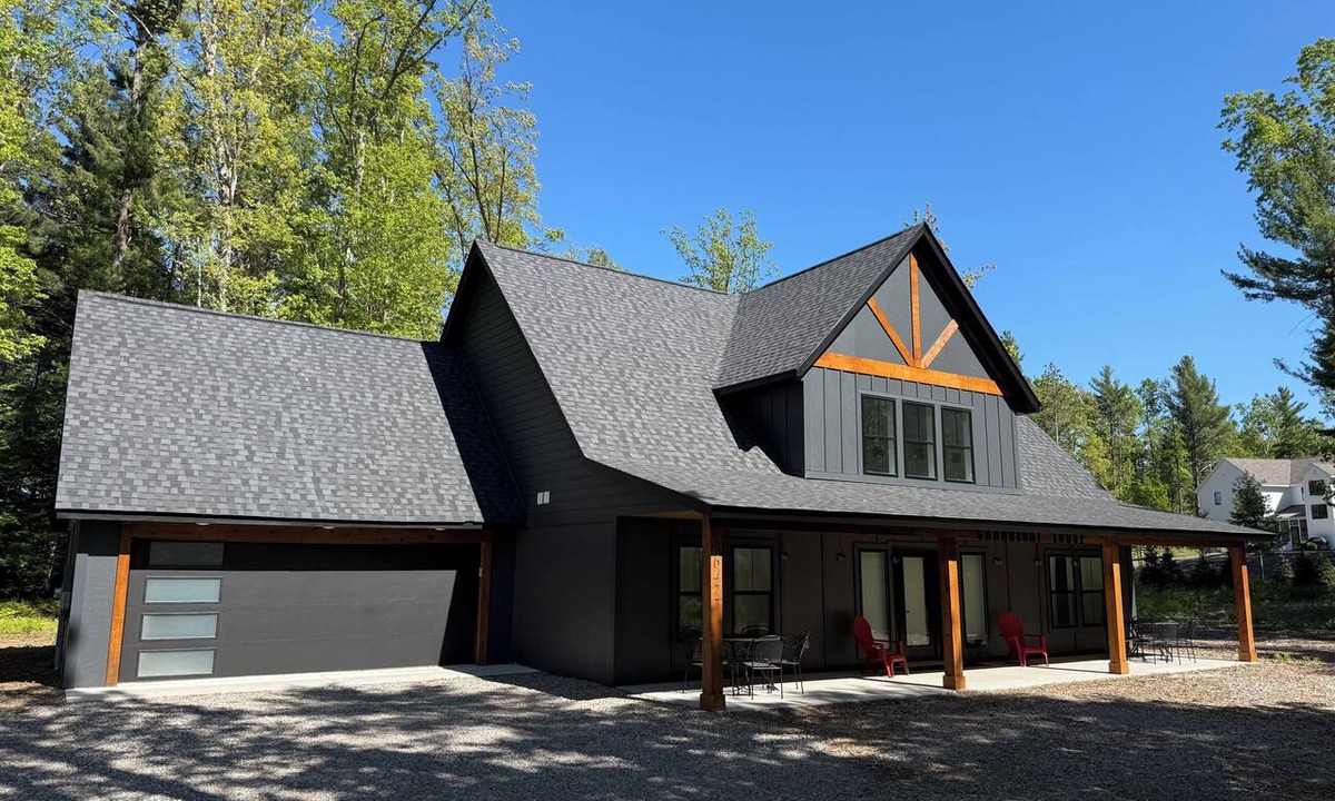 Empire House | Cranberry Lodge - Hot Tub - Gaming Tables - Pet-Friendly - Sleeping Bear Dunes