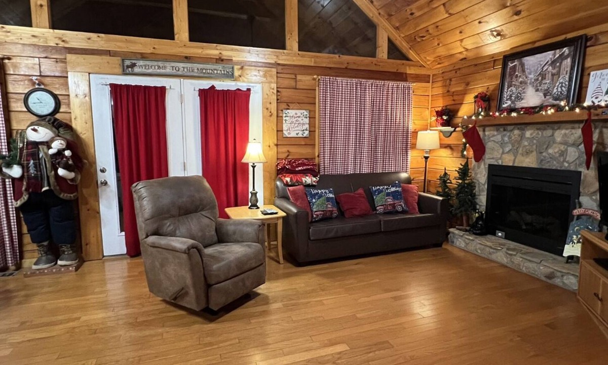 Pigeon Forge Cabin | Decorated Country Christmas 2 BR 2BA + Bunk Beds Wifi High Chair and Porta Crib