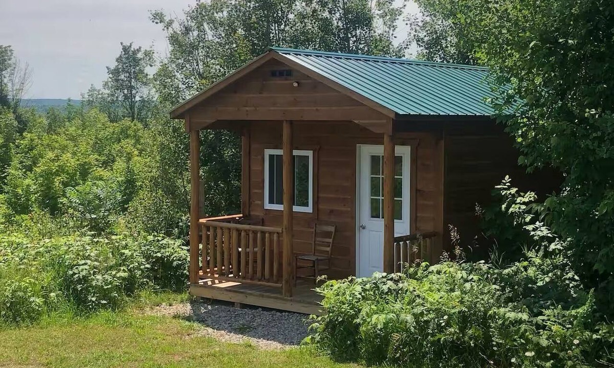 Levering Cabin | Den Den Cabin ~ Near Mackinac Island & Tunnel of Trees ~ Rustic, Cozy, Quiet
