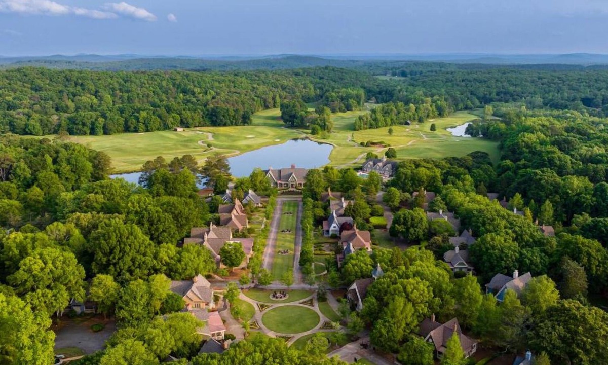Mount Berry Hotel | Discover Nature from Spacious Room w/Scenic Views and Pool Access!