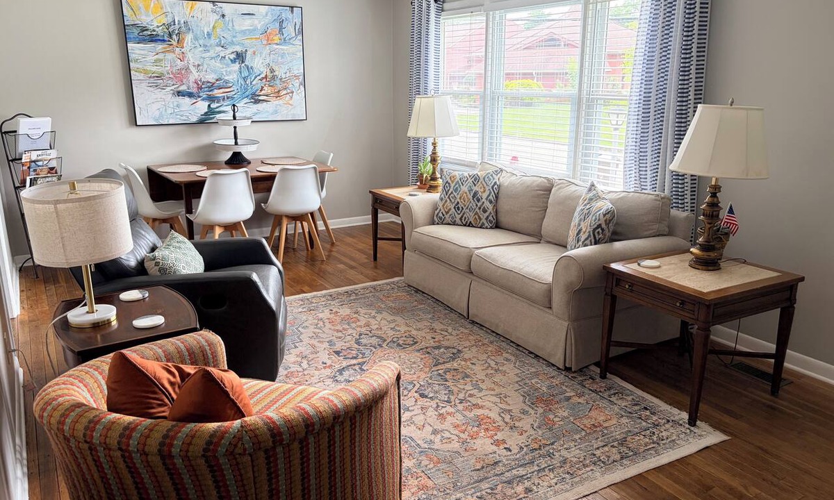 Oak Ridge House | Dog-friendly 2 bedroom house with king bed in Oak Ridge