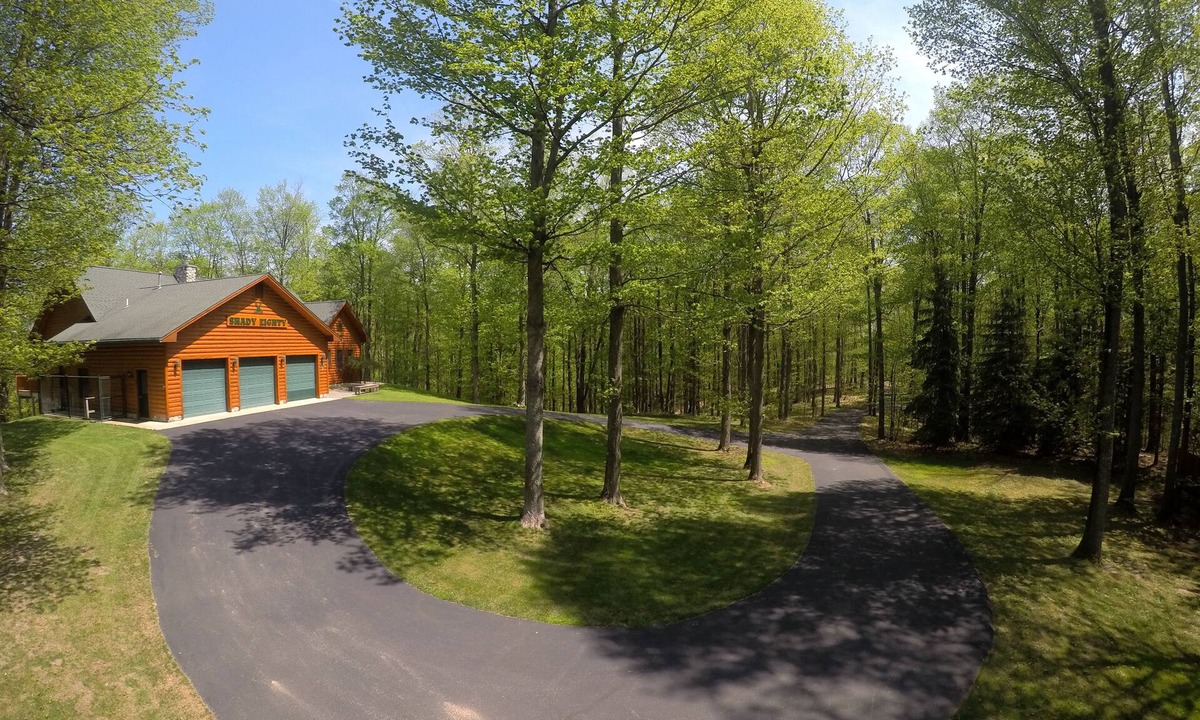 Maple City House | Dog Friendly Log cabin W/Hot tub, Fiber optic near Sleeping Bear Dunes & TC