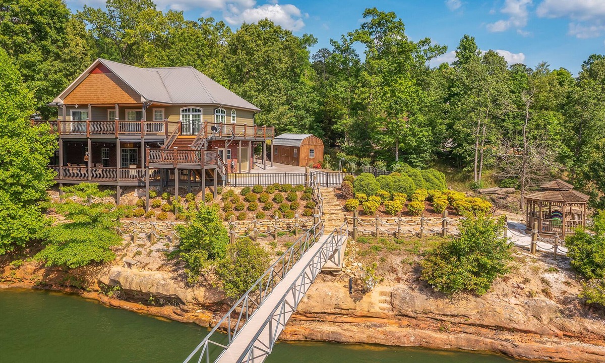 Houston House | Ducktail Pointe - private launch ramp and dock!