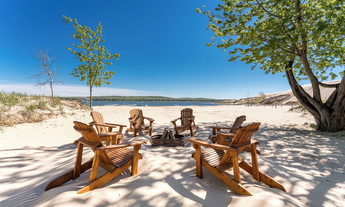 Mears House | Dunes Edge | Steps to Silver Lake & Scenic Dunes