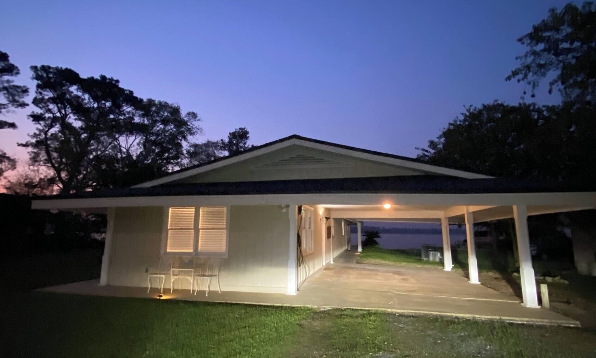 Mount Pleasant House | Dury Lane on Lake Seminole Unique waterfront home on the south side the big lake