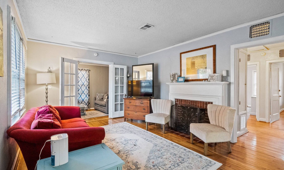 Southeast Pensacola Cottage | East Hill cottage with enclosed yards, firepit & W/D - walk to dining & parks
