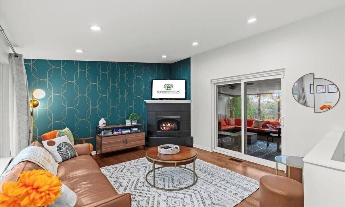 Madison Heights House | ★Enclosed Patio★ Gas Fireplace EV Charger BBQ 4Bed 2Bath- Entire House Royal Oak