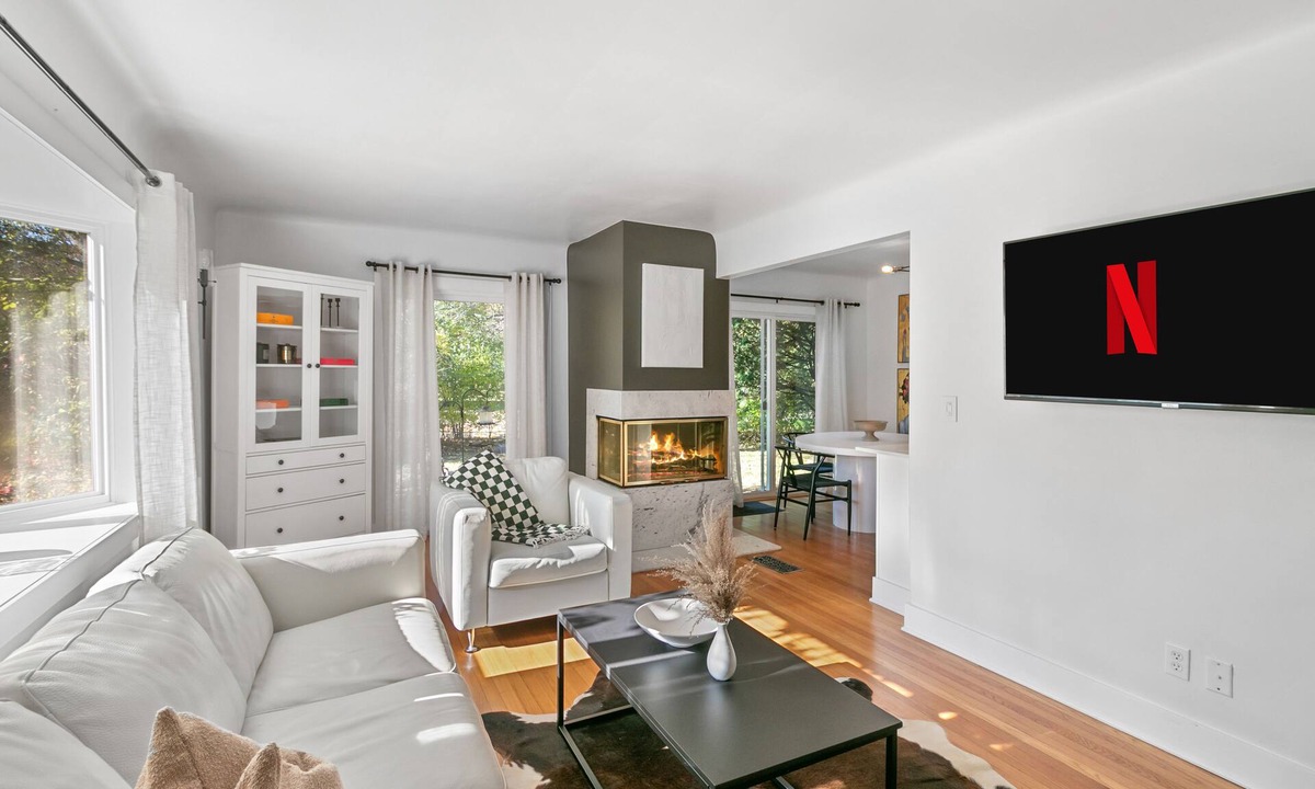 Oak Park Apartment | Enjoy a stylish experience at this fresh and clean lower apartment! This place is newly renovated and perfect for a stay in the Metro Detroit. It's located near the Detroit Zoo right by major highways. This home is a duplex building and includes 2