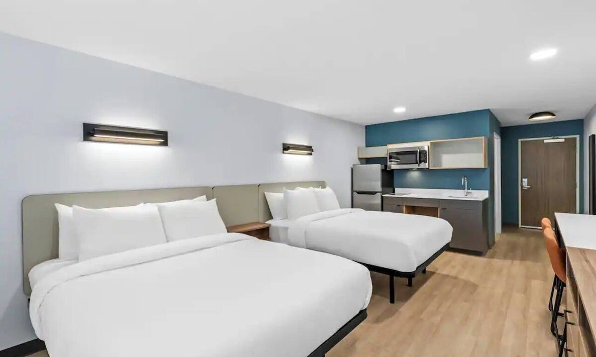 Newnan Hotel | Enjoy Peace & Privacy in a Vibrant Room | Free Parking & Pet-Friendly