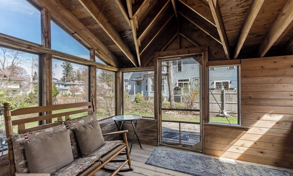 Ludington House | Enjoy the spacious 5-bedroom House in charming Ludington, MI.