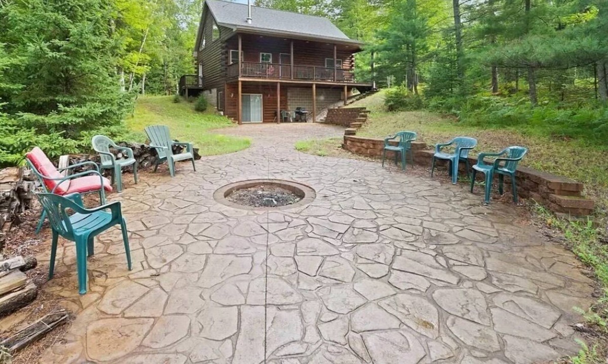 Loretto Cabin | Enjoyable 4-bedroom cabin with AC in Niagara, on a private 56 acre lake