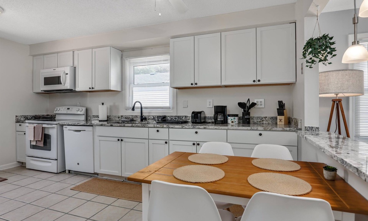 Madison Heights Apartment | Enjoyable Stay for Families and Friends by Detroit