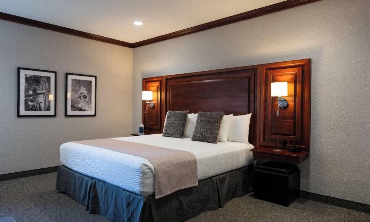 Hillsdale Hotel | Executive King Room with with Modern Amenities & Breakfast