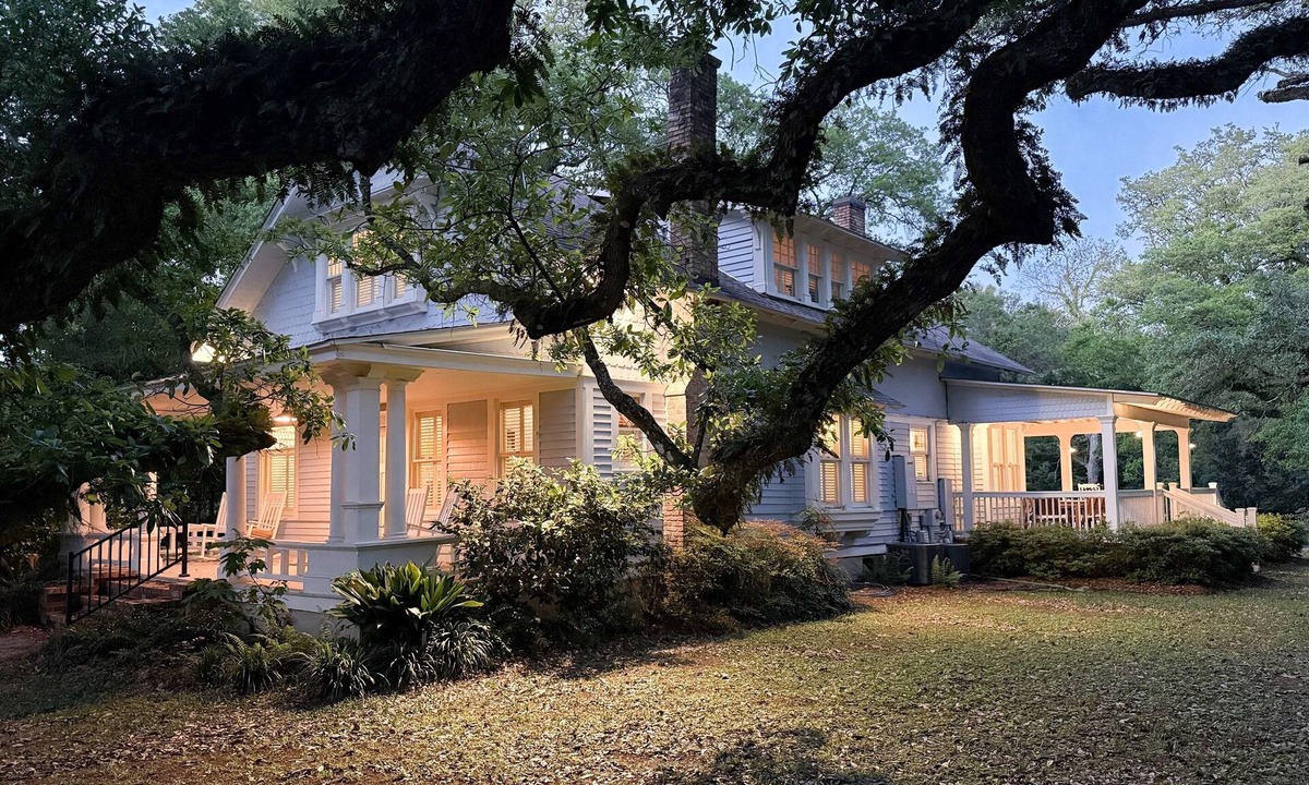Montrose House | Fairhope's 1910 Tin Ceiling Treasure · 2 Kings · Live Oak Acre