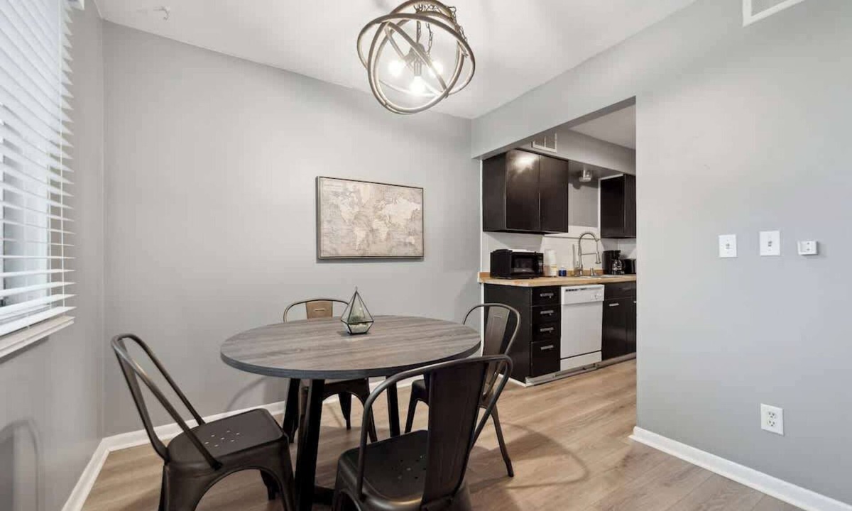 Lansing Apartment | Fairlane #9 | Repose Stay