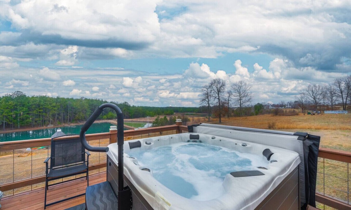 Bryant House | Fall Foliage Retreat: Hot Tub, Kayaks & Pond Deck