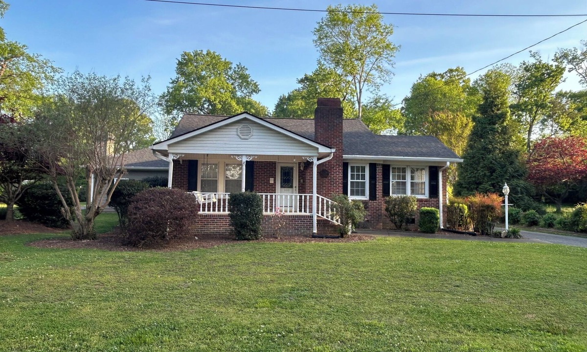 Adairsville House | Family-friendly Adairsville retreat overlooking the historic downtown square.