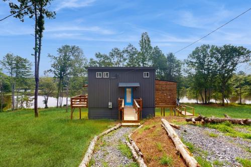 Cedar Bluff House | Family Fun! Riverside Home w/Fire Pit