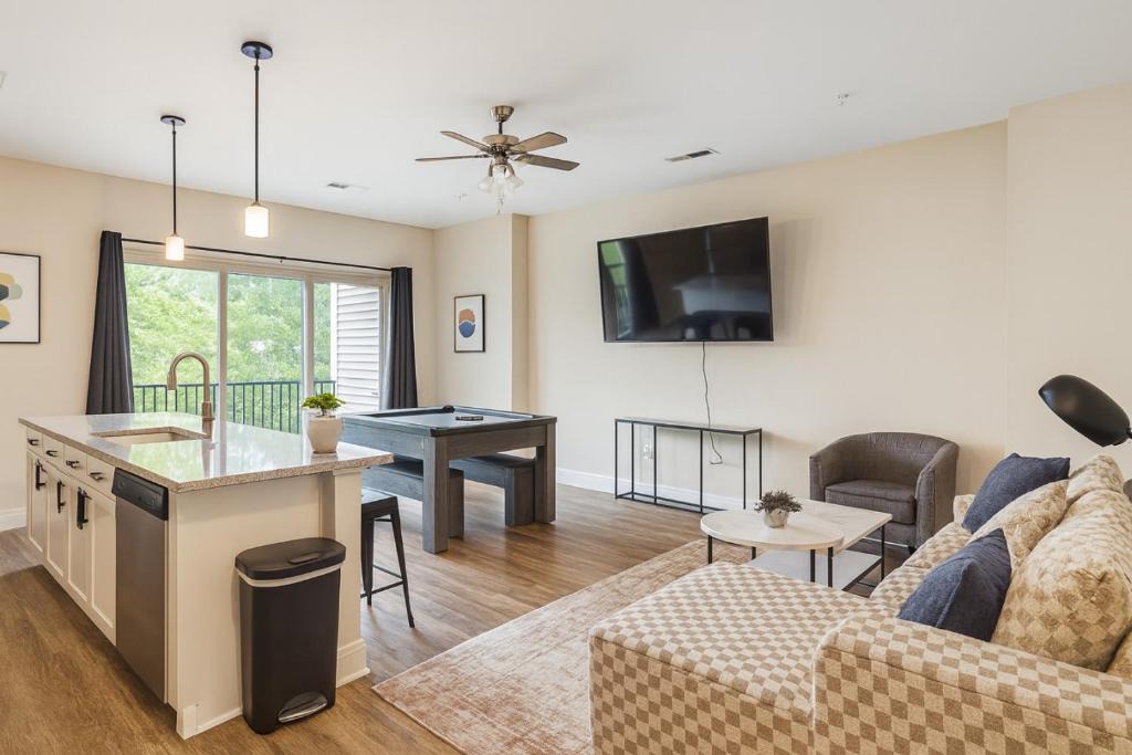 Glen Iris Apartment | Family Group Retreat 3 Queens Pool Table 2nd