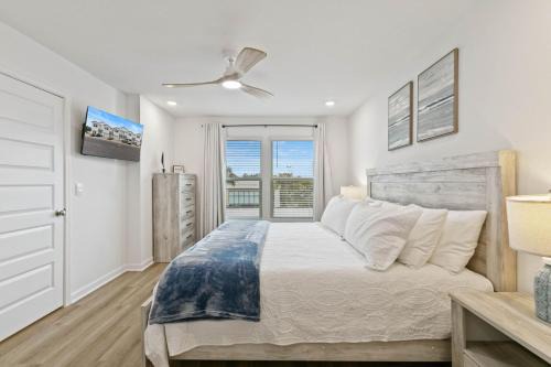 Orange Beach House | Family home near boat launches, beaches, and The Wharf! King bed and pet friendly