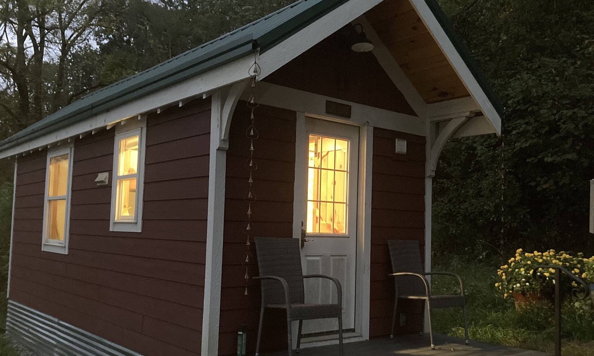 Newport Cottage | Fast WIFI, Clean, Cozy and Peaceful, 5 Minutes to Newport, Near Valleyview Venue