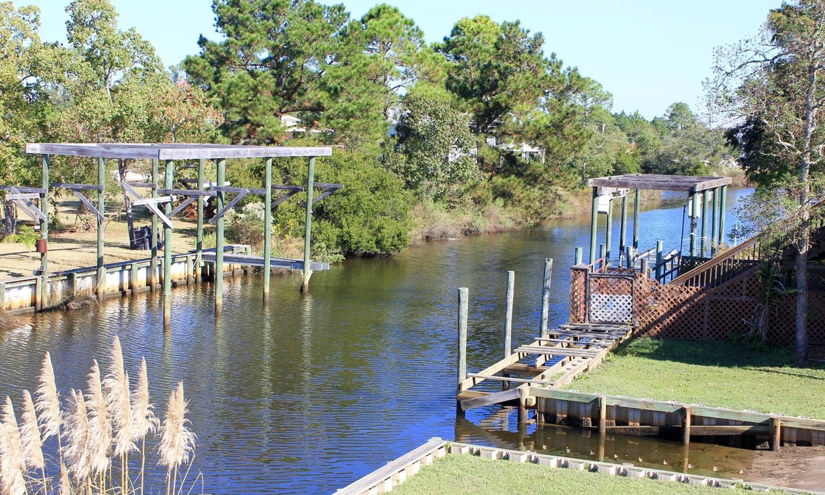Shoreline Park House | Fishing, Boating, Relaxing, 15 Min Boat Ride To Open Water, 15 Drive To Town.