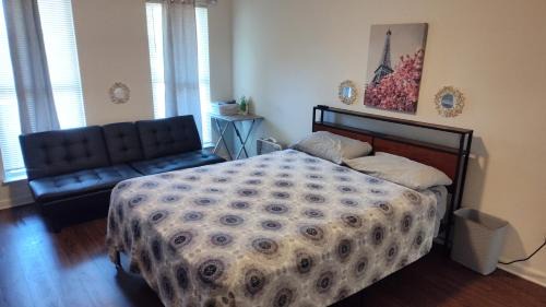 Pittsburgh House | Fletcher Street Private Room with Ensuite Bathroom, Smart TV & Balcony Access