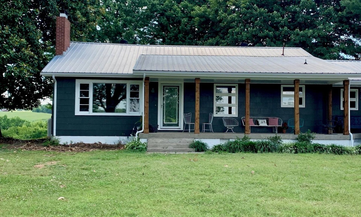 Scottsville House | Flower Farm 3BR/2BA Mid-Century Farmhouse Near Mammoth Cave