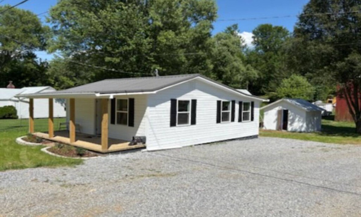 Mohawk House | Getaway or stay in Afton, TN! 15 minutes from I-81 and Downtown Greeneville, TN!