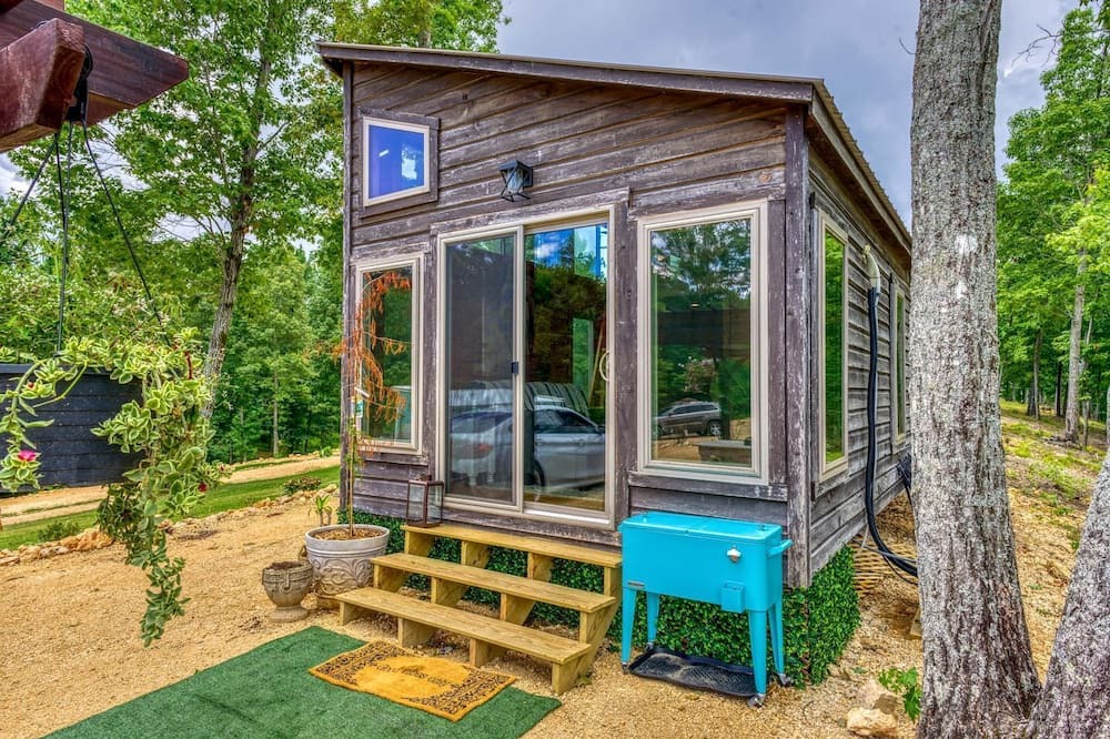 Rogersville Cabin | Gorgeous Tiny House with Indoor and Outdoor Lounging Space in Alabama