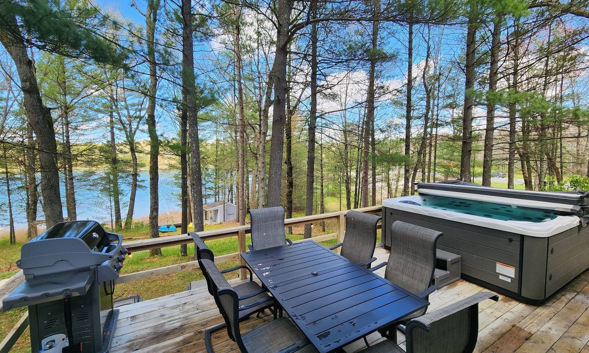 Baldwin Cottage | Government Lake Cottage Hot Tub 3 Bedrooms