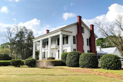 Clinton House | Greek Revival 8br/6.5b w/Kitchen-35 Min to U of Alabama!