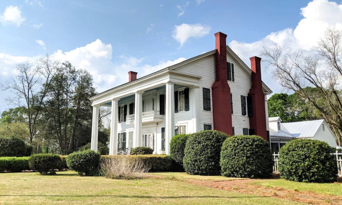 Clinton House | GreekRevival 8br/6b w/Kit-35 Min to U of Alabama!
