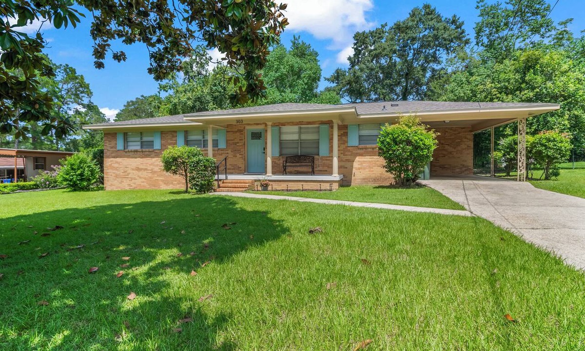 Dothan House | Hailey's Retreat-6 minutes to Downtown Dothan! Spacious home, sunroom, backyard!