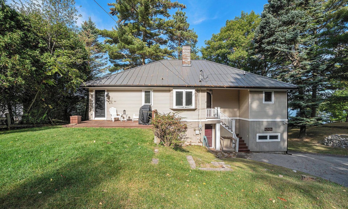 Ludington Cottage | Hamlin Lake 3 Bedroom, 2 Bath Vintage Cottage with Private Lake Frontage